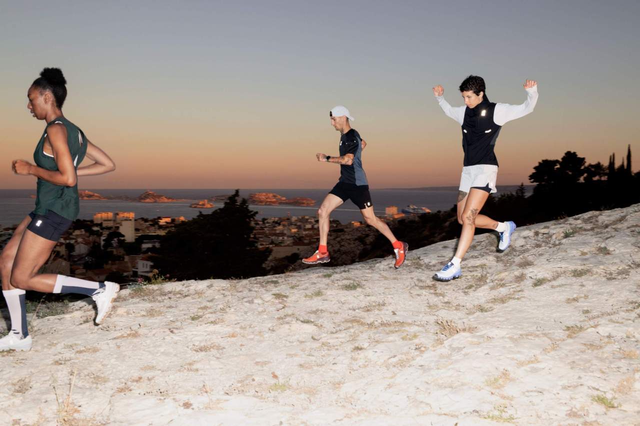 Läuferinnen und Läufer mit On Laufschuhen auf felsigem Untergrund