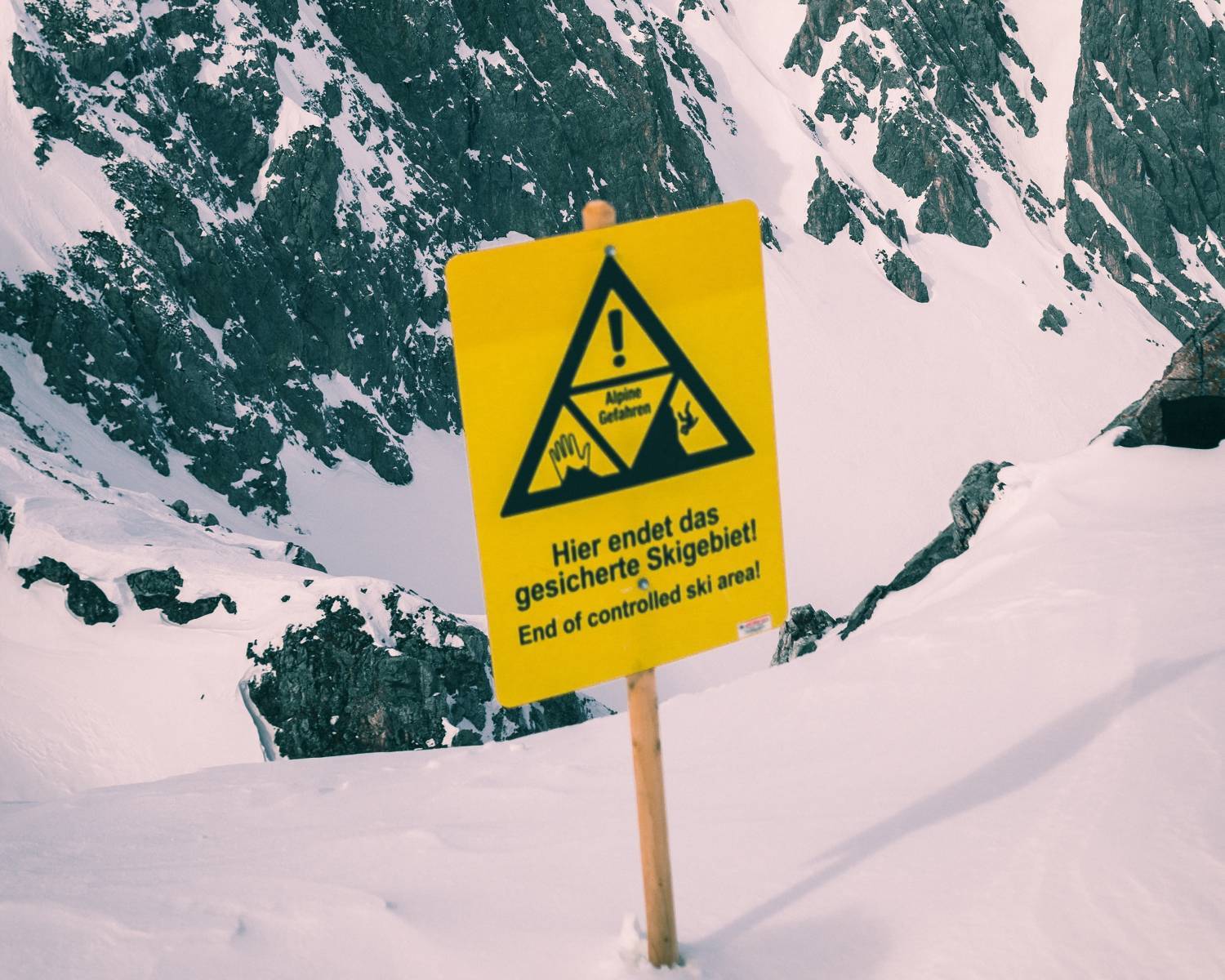 Skitour Hinweisschild Ende gesichertes Skigebiet